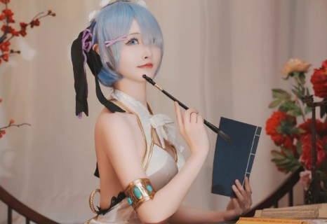 超还原蕾姆 COS：纯白旗袍凸显好身材，国风与二次元惊艳碰撞