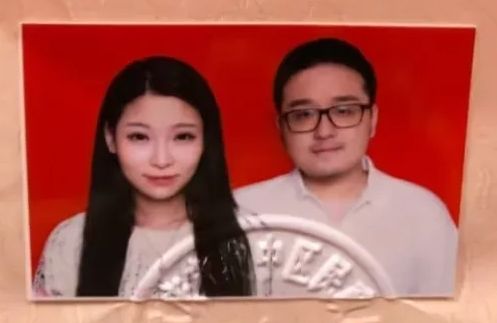 孙亚龙前妻直播引爆网络，347万梗重现江湖，揭秘笑笑过往真相